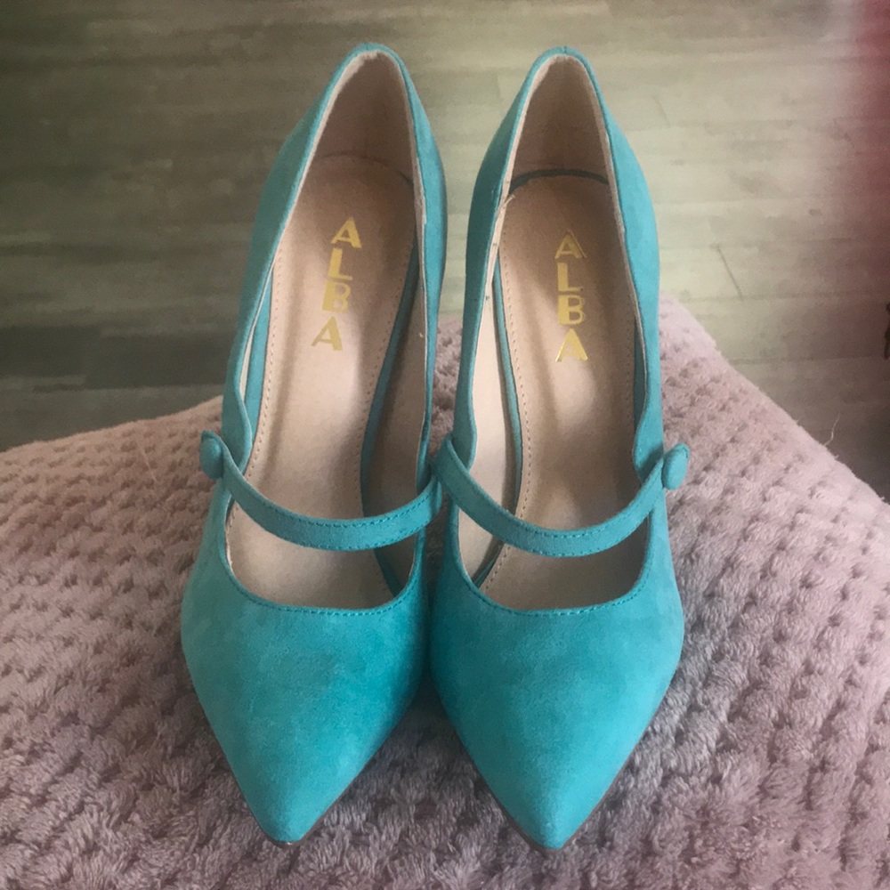 Beautiful tiffany blue heels!!